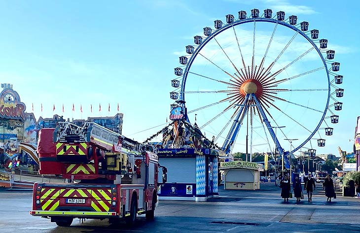 Die Feuerwehr auf der Theresienwiese (©Foto. Einsatzfoto Berufsfeuerwehr München)